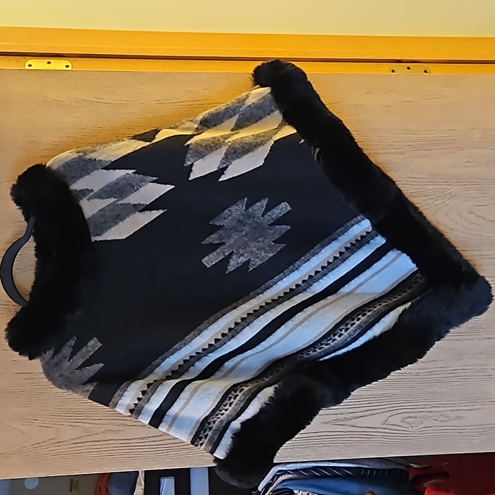 NWT Coco + Carmen faux fur poncho